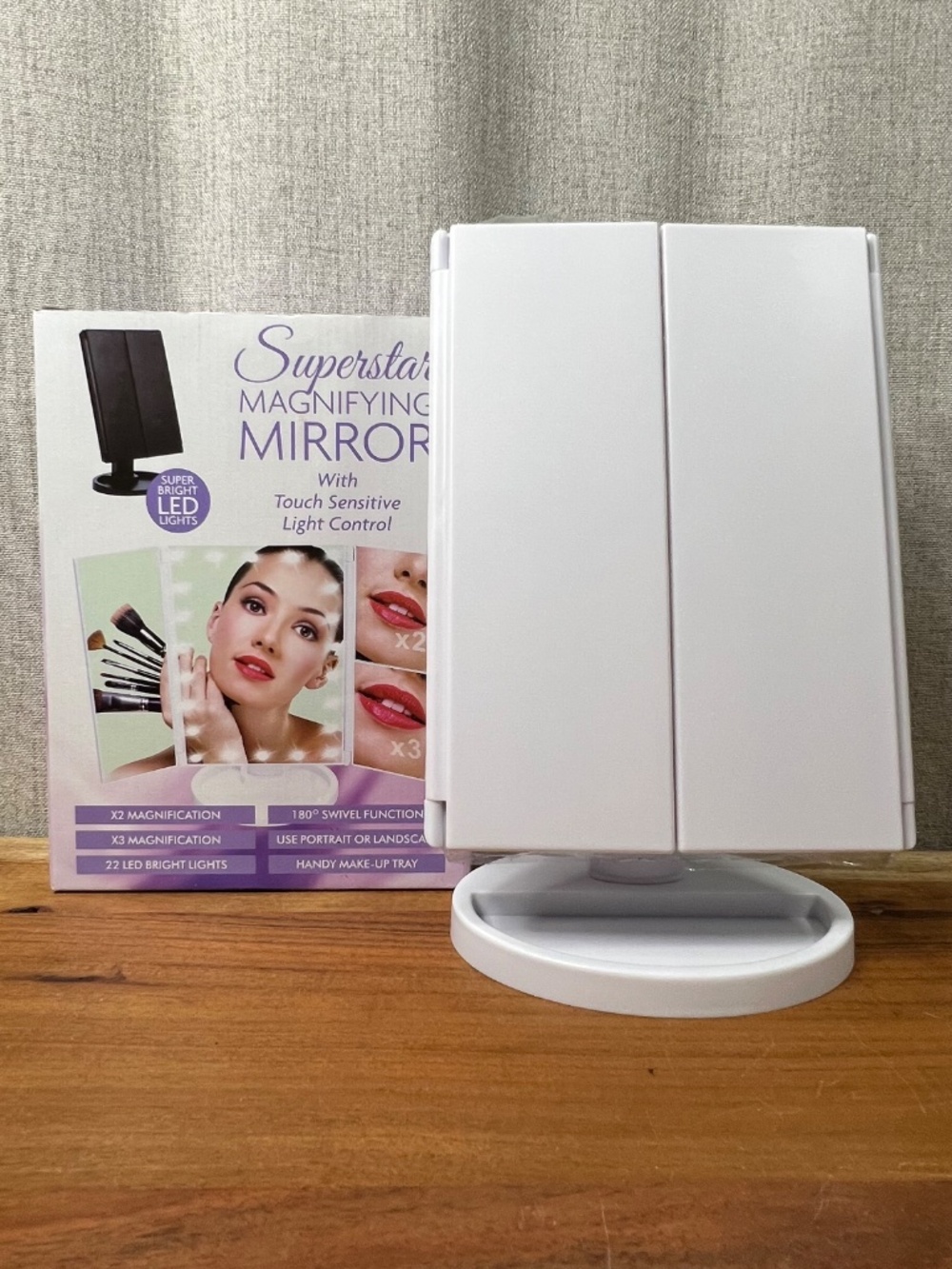 ❤️ Superstar Tri-Fold LED Makeup Mirror with Magnification - Picture 5 of 10